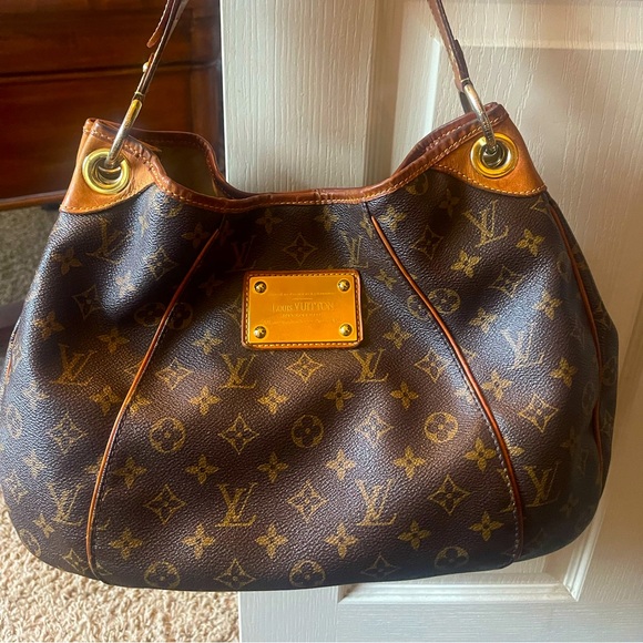 Louis Vuitton - Picture 15 of 16